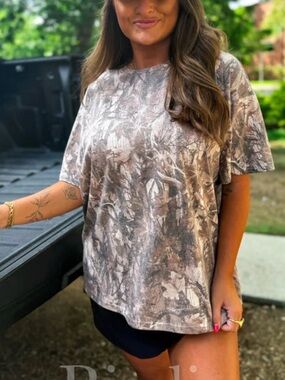 BIRDIE Relaxed Fit Women's Short Sleeve Top in Taupe Camo Size Medium
